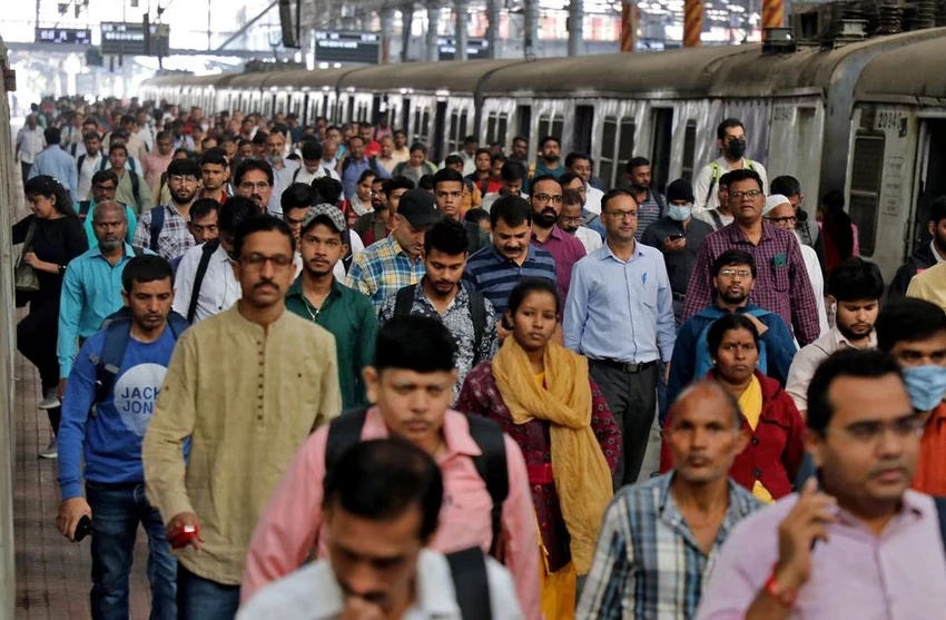 Các hành khách tại một nhà ga ở Mumbai, Ấn Độ. Ảnh: REUTERS