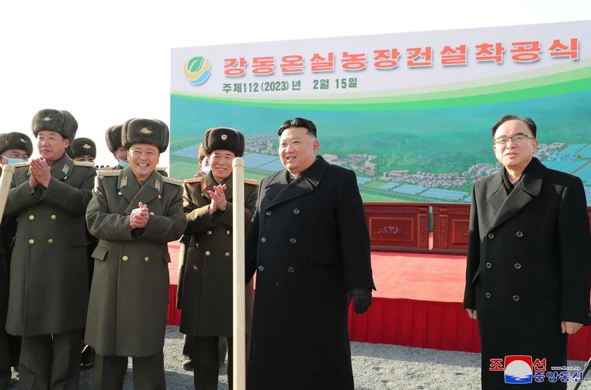 Nhà lãnh đạo Triều Tiên Kim Jong-un tham dự lễ khởi công tại một trang trại ở thủ đô Bình Nhưỡng (Triều Tiên) ngày 15-2. Ảnh: KCNA Nhà lãnh đạo Triều Tiên Kim Jong-un tham dự lễ khởi công tại một trang trại ở thủ đô Bình Nhưỡng (Triều Tiên) ngày 15-2. Ảnh: KCNA