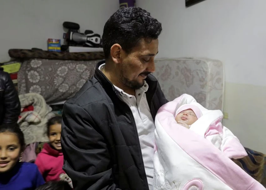 Ông Khalil Al-Sawadi - dượng của bé Afraa đón cô bé về nhà ngày 18-2. Ảnh: REUTERS Ông Khalil Al-Sawadi - dượng của bé Afraa đón cô bé về nhà ngày 18-2. Ảnh: REUTERS