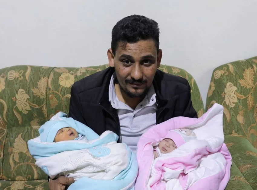 Ông Khalil Al-Sawadi cùng bé Afraa (đang quấn trong chiếc chăn màu hồng) và bé Ataa. Ảnh: REUTERS Ông Khalil Al-Sawadi cùng bé Afraa (đang quấn trong chiếc chăn màu hồng) và bé Ataa. Ảnh: REUTERS