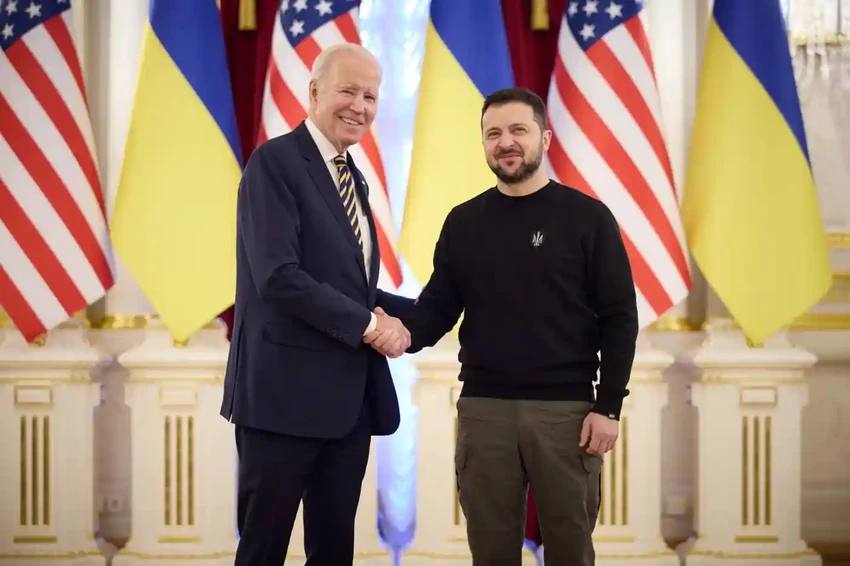 Tổng thống Ukraine Volodymyr Zelensky (trái) và Tổng thống Biden tại Kiev ngày 20-2. Ảnh: THE GUARDIAN Tổng thống Ukraine Volodymyr Zelensky (trái) và Tổng thống Biden tại Kiev ngày 20-2. Ảnh: THE GUARDIAN