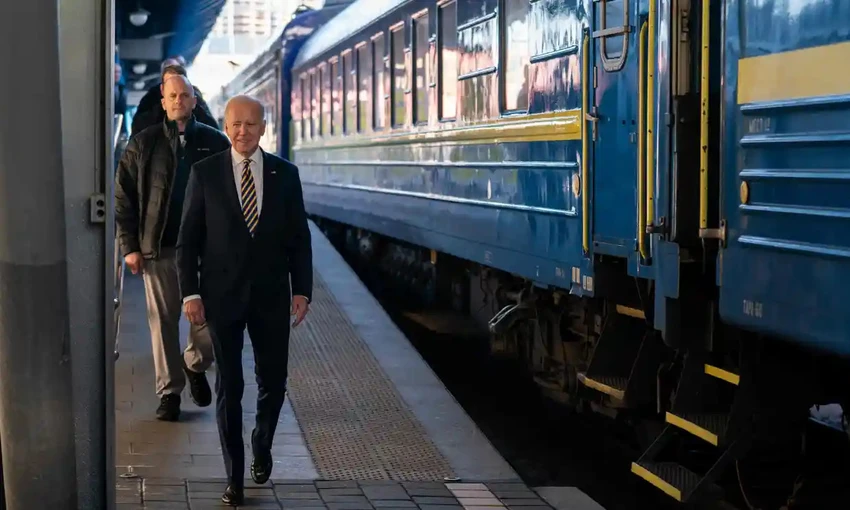 Tổng thống Mỹ Joe Biden đến nhà ga thủ đô Kiev trong chuyến thăm Ukraine ngày 20-2. Ảnh: AFP