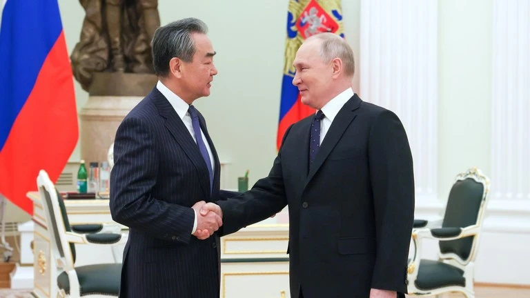 Tổng thống Nga Vladimir Putin (phải) bắt tay với Chủ nhiệm Văn phòng Ủy ban Công tác đối ngoại Trung ương đảng Cộng sản TQ Vương Nghị tại thủ đô Moscow (Nga) ngày 22-2. Ảnh: RT Tổng thống Nga Vladimir Putin (phải) bắt tay với Chủ nhiệm Văn phòng Ủy ban Công tác đối ngoại Trung ương đảng Cộng sản TQ Vương Nghị tại thủ đô Moscow (Nga) ngày 22-2. Ảnh: RT
