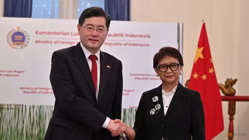 Bộ trưởng Ngoại giao Trung Quốc Tần Cương (trái) và người đồng cấp Indonesia - bà Retno Marsudi tại thủ đô Jakarta (Indonesia) ngày 22-2. Ảnh: REUTERS