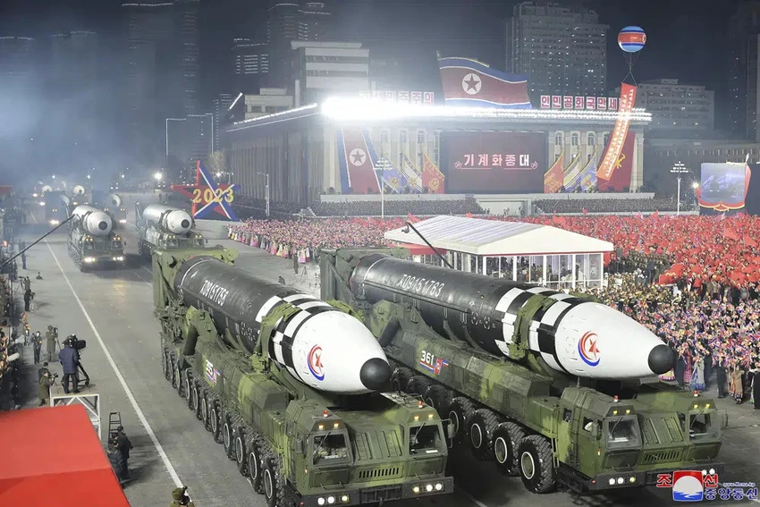 Tên lửa đạn đạo liên lục địa Hwasong-17 trong cuộc duyệt binh kỷ niệm 75 năm thành lập Quân đội Nhân dân Triều Tiên hôm 8-2. Ảnh: KCNA Tên lửa đạn đạo liên lục địa Hwasong-17 trong cuộc duyệt binh kỷ niệm 75 năm thành lập Quân đội Nhân dân Triều Tiên hôm 8-2. Ảnh: KCNA