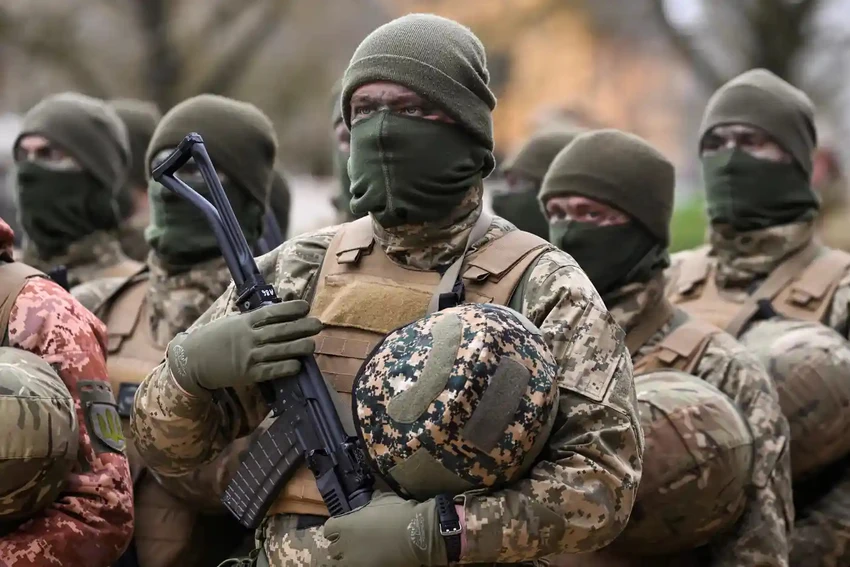 Lực lượng vũ trang Ukraine chuẩn bị cho một buổi lễ đánh dấu 1 năm kể từ khi xung đột Nga-Ukraine bùng nổ tại một căn cứ huấn luyện ở TP Salisbury (Anh). Ảnh: REUTERS Lực lượng vũ trang Ukraine chuẩn bị cho một buổi lễ đánh dấu 1 năm kể từ khi xung đột Nga-Ukraine bùng nổ tại một căn cứ huấn luyện ở TP Salisbury (Anh). Ảnh: REUTERS