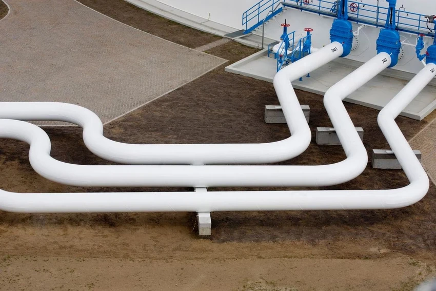 Các đường ống tại một trạm bơm dầu của đường ống Druzhba, ở làng Adamowo (Ba Lan). Ảnh: REUTERS