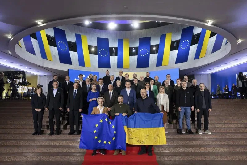 Tổng thống Ukraine Volodymyr Zelensky (ngồi, giữa) và các quan chức EU trong cuộc gặp hôm 2-2. Ảnh: AP