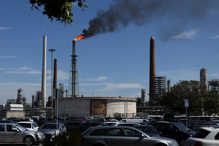 Nhà máy lọc dầu tại Công viên Hóa chất và Năng lượng Shell Rheinland ở Godorf, Đức. Ảnh: REUTERS