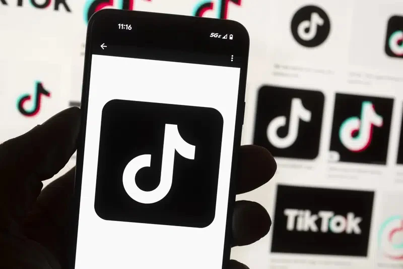 Chính phủ nhiều nước yêu cầu nhân viên xóa TikTok khỏi các thiết bị do chính phủ cấp. Ảnh: AP Chính phủ nhiều nước yêu cầu nhân viên xóa TikTok khỏi các thiết bị do chính phủ cấp. Ảnh: AP