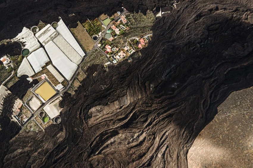Những dòng dung nham chảy ra từ ngọn núi lửa trên đảo La Palma, Tây Ban Nha. Ảnh: SONY WORLD PHOTOGRAPHY AWARDS 2023 Những dòng dung nham chảy ra từ ngọn núi lửa trên đảo La Palma, Tây Ban Nha. Ảnh: SONY WORLD PHOTOGRAPHY AWARDS 2023