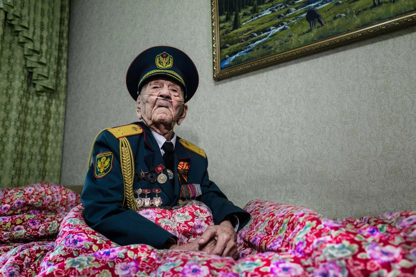 Cựu chiến binh Acek Urmanbetov (98 tuổi) sống tại Kyrgyzstan. Ảnh: SONY WORLD PHOTOGRAPHY AWARDS 2023 Cựu chiến binh Acek Urmanbetov (98 tuổi) sống tại Kyrgyzstan. Ảnh: SONY WORLD PHOTOGRAPHY AWARDS 2023