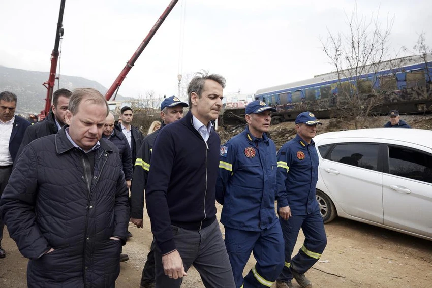 Thủ tướng Hy Lạp Kyriakos Mitsotakis (thứ hai, từ trái qua) cùng Bộ trưởng Giao thông vận tải Kostas Karamanlis (trái) đến hiện trường vụ tai nạn. Ảnh: AP Thủ tướng Hy Lạp Kyriakos Mitsotakis (thứ hai, từ trái qua) cùng Bộ trưởng Giao thông vận tải Kostas Karamanlis (trái) đến hiện trường vụ tai nạn. Ảnh: AP
