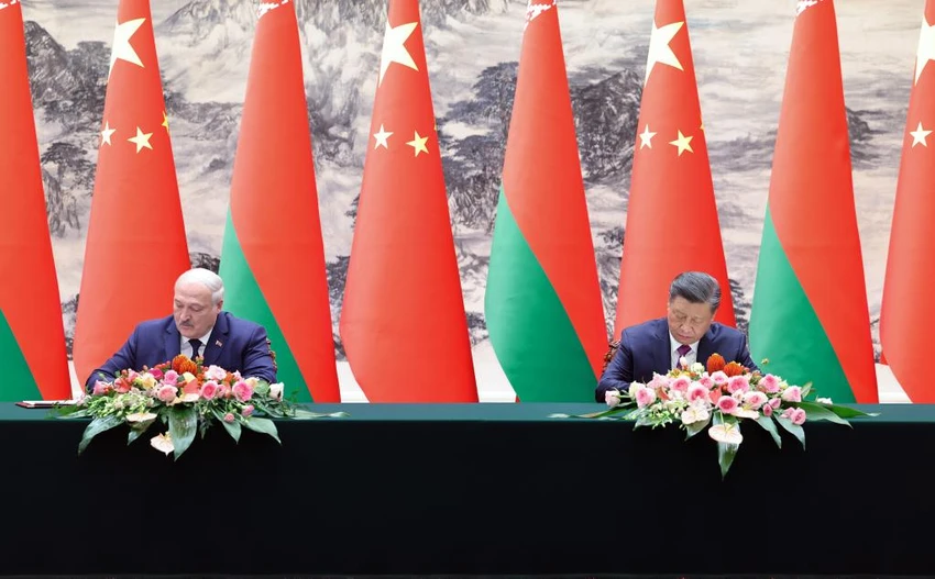 Chủ tịch TQ Tập Cận Bình (phải) và Tổng thống Belarus Alexander Lukashenko ký tuyên bố chung sau cuộc gặp ngày 1-3. Ảnh: TÂN HOA XÃ Chủ tịch TQ Tập Cận Bình (phải) và Tổng thống Belarus Alexander Lukashenko ký tuyên bố chung sau cuộc gặp ngày 1-3. Ảnh: TÂN HOA XÃ