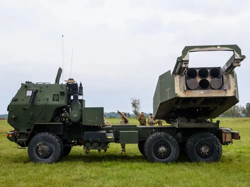 Hệ thống pháo phản lực cơ động cao (HIMARS) trong cuộc tập trận quân sự ở Latvia, vào ngày 26-9-2022. Ảnh: AFP Hệ thống pháo phản lực cơ động cao (HIMARS) trong cuộc tập trận quân sự ở Latvia, vào ngày 26-9-2022. Ảnh: AFP