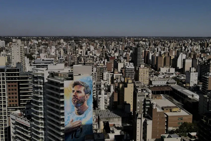 Hình ảnh của cầu thủ Lionel Messi phủ kín mặt tiền của một chung cư ở Rosario, Argentina. Ảnh: AP Hình ảnh của cầu thủ Lionel Messi phủ kín mặt tiền của một chung cư ở Rosario, Argentina. Ảnh: AP