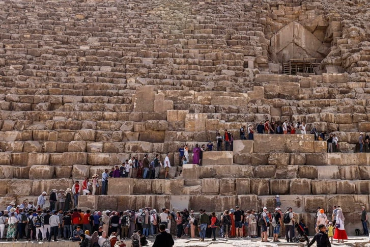 Khách tham quan tại Đại Kim tự tháp Giza. Ảnh: AFP Khách tham quan tại Đại Kim tự tháp Giza. Ảnh: AFP