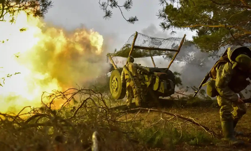 Binh sĩ Ukraine nã lựu pháo về phía các vị trí của Nga ở khu vực Donetsk. Ảnh: EPA