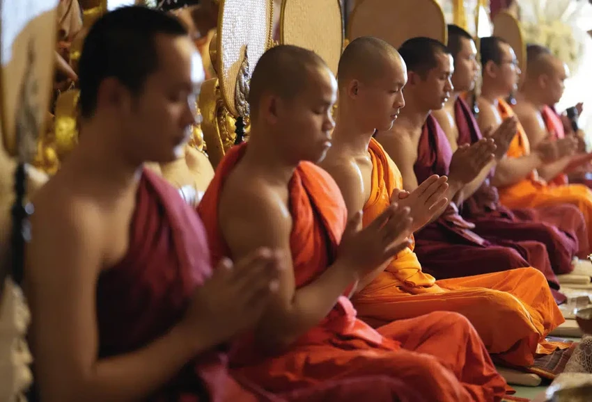 Các nhà sư tham dự lễ cầu nguyện. Ảnh: AP