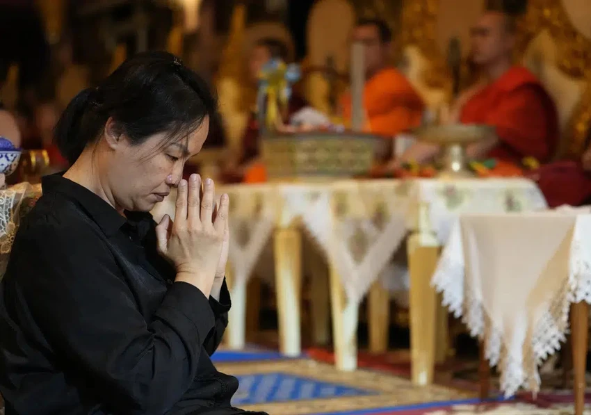 Mẹ của cầu thủ nhí Thái Lan Duangphet Phromthep trong lễ cầu nguyện. Ảnh: AP