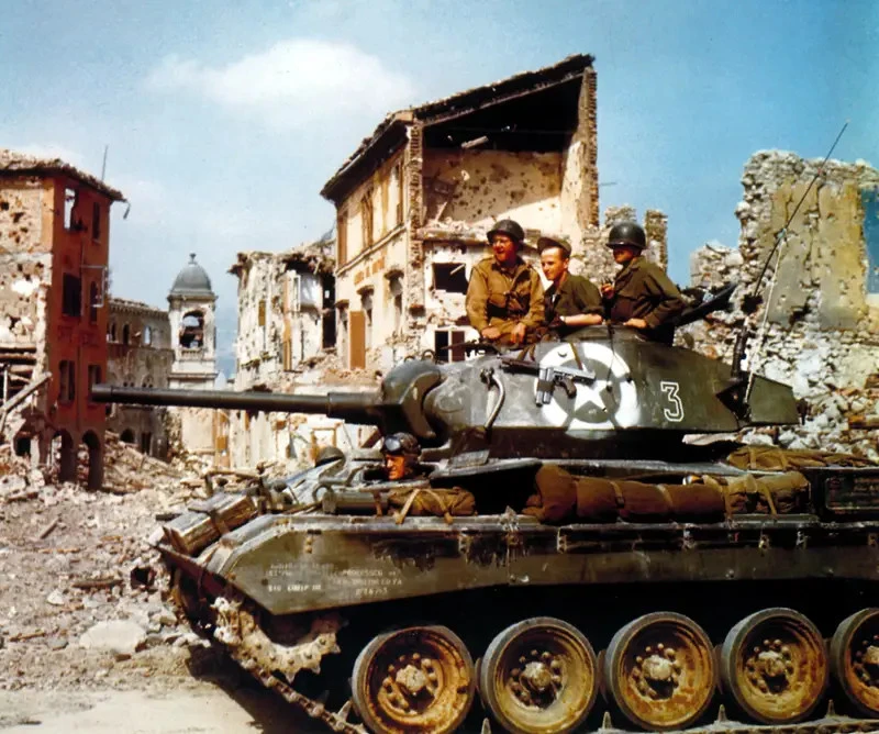 Xe tăng hạng nhẹ M24 Chaffee của quân đội Mỹ trên đường phố Ý vào tháng 4-1945. Ảnh: GETTY IMAGES Xe tăng hạng nhẹ M24 Chaffee của quân đội Mỹ trên đường phố Ý vào tháng 4-1945. Ảnh: GETTY IMAGES