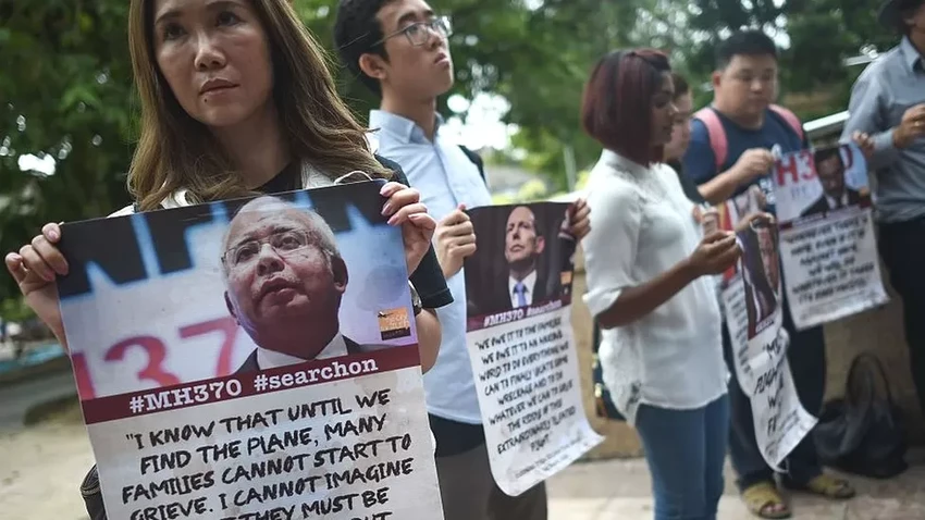 Thân nhân của những người đi trên chuyến bay MH370. Ảnh: AFP