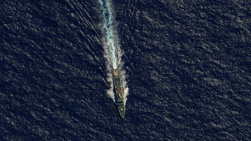 Một tàu Trung Quốc di chuyển qua khu vực tìm kiếm MH370. Ảnh: GETTY IMAGES