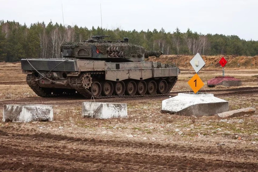 Xe tăng Leopard 2 A4 trong đợt huấn luyện ở Swietoszow (Ba Lan) hồi tháng 2. Ảnh: REUTERS Xe tăng Leopard 2 A4 trong đợt huấn luyện ở Swietoszow (Ba Lan) hồi tháng 2. Ảnh: REUTERS