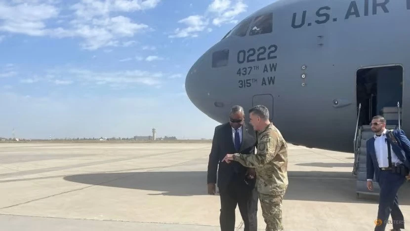 Bộ trưởng Quốc phòng Mỹ Lloyd Austin (trái) trong chuyến thăm bất ngờ đến Iraq. Ảnh: REUTERS Bộ trưởng Quốc phòng Mỹ Lloyd Austin (trái) trong chuyến thăm bất ngờ đến Iraq. Ảnh: REUTERS