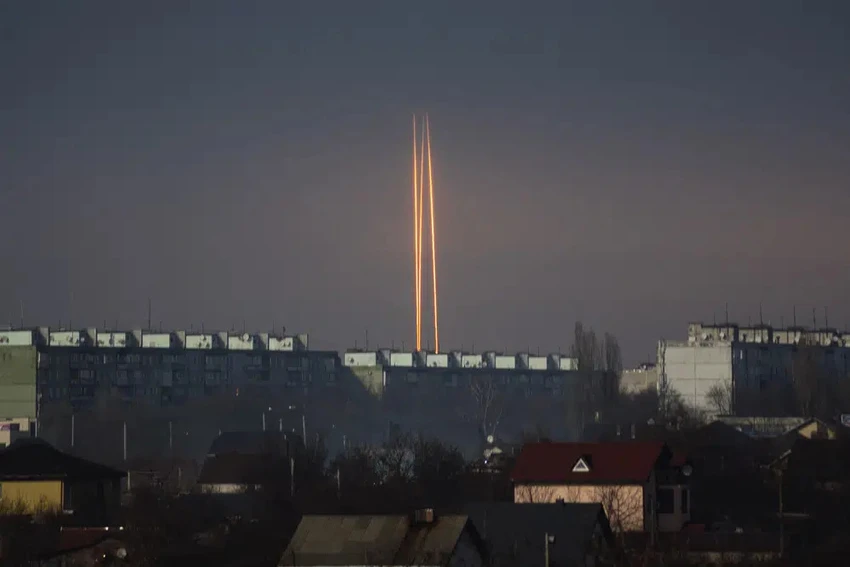 Ba quả pháo nhìn thấy từ tỉnh Kharkiv (Ukraine) sáng sớm 9-3. Ảnh: AP Ba quả pháo nhìn thấy từ tỉnh Kharkiv (Ukraine) sáng sớm 9-3. Ảnh: AP