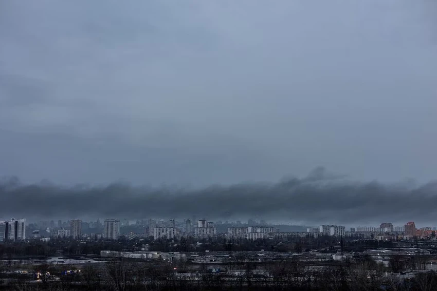 Khói bốc lên sau một cuộc tấn công tên lửa của Nga tại thủ đô Kiev (Ukraine) ngày 9-3. Ảnh: REUTERS