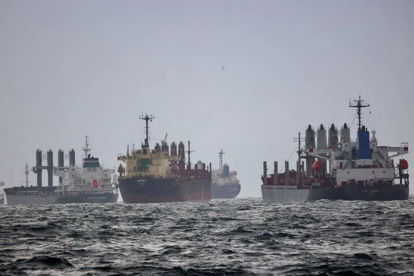 Các con tàu đang chờ kiểm tra theo Thỏa thuận Ngũ cốc Biển Đen tại phía nam của eo biển Bosphorus (Thổ Nhĩ Kỳ) ngày 11-12-2022. Ảnh: REUTERS Các con tàu đang chờ kiểm tra theo Thỏa thuận Ngũ cốc Biển Đen tại phía nam của eo biển Bosphorus (Thổ Nhĩ Kỳ) ngày 11-12-2022. Ảnh: REUTERS