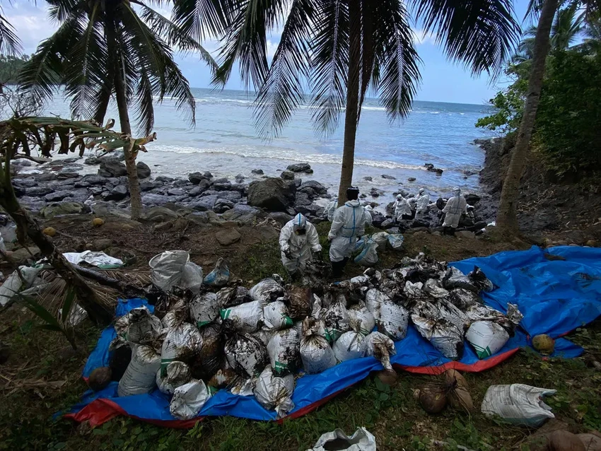 Ngư dân Philippines mặc quần áo bảo hộ để thu gom chất thải dầu dọc theo một bãi biển ở Pola, đảo Mindoro. Ảnh: EPA Ngư dân Philippines mặc quần áo bảo hộ để thu gom chất thải dầu dọc theo một bãi biển ở Pola, đảo Mindoro. Ảnh: EPA