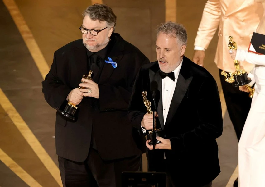 Đạo diễn Guillermo del Toro và nhà sản xuất Mark Gustafson nhận giải Phim hoạt hình hay nhất cho bộ phim "Guillermo del Toro's Pinocchio". Ảnh: GETTY IMAGES Đạo diễn Guillermo del Toro và nhà sản xuất Mark Gustafson nhận giải Phim hoạt hình hay nhất cho bộ phim "Guillermo del Toro's Pinocchio". Ảnh: GETTY IMAGES