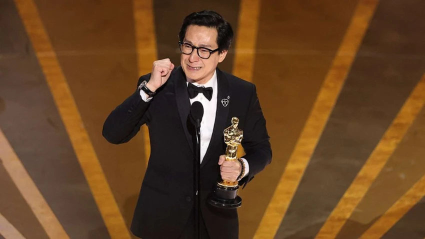 Diễn viên Quan Kế Huy nhận giải Oscar cho hạng mục Nam diễn viên phụ xuất sắc nhất trong phim "Everything Everywhere All at Once". Ảnh: REUTERS Diễn viên Quan Kế Huy nhận giải Oscar cho hạng mục Nam diễn viên phụ xuất sắc nhất trong phim "Everything Everywhere All at Once". Ảnh: REUTERS