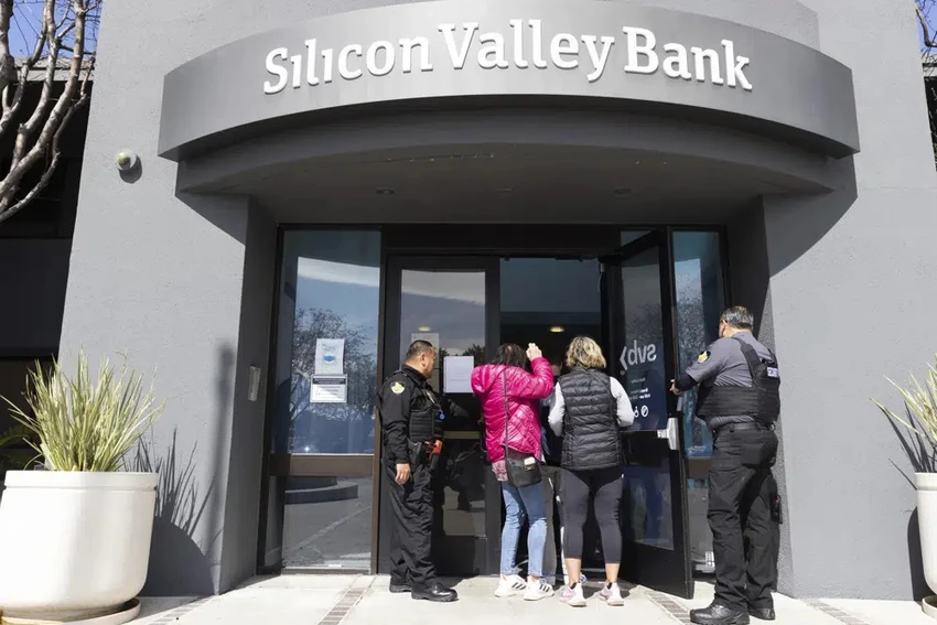 Trụ sở ngân hàng Silicon Valley ở Santa Clara, bang California, Mỹ. Ảnh: AP Trụ sở ngân hàng Silicon Valley ở Santa Clara, bang California, Mỹ. Ảnh: AP