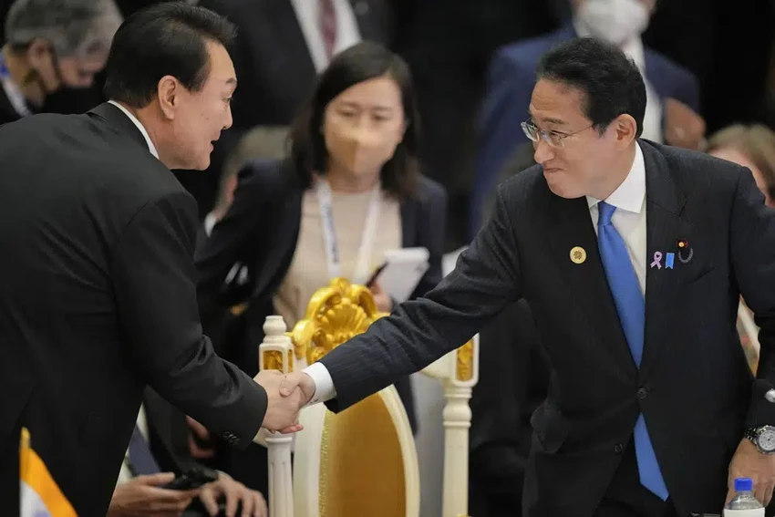 Thủ tướng Nhật Fumio Kishida bắt tay với Tổng thống Hàn Quốc Yoon Suk-yeol trong Hội nghị thượng đỉnh ASEAN - Đông Á tại Phnom Penh, Campuchia vào năm 2022. Ảnh: AP Thủ tướng Nhật Fumio Kishida bắt tay với Tổng thống Hàn Quốc Yoon Suk-yeol trong Hội nghị thượng đỉnh ASEAN - Đông Á tại Phnom Penh, Campuchia vào năm 2022. Ảnh: AP