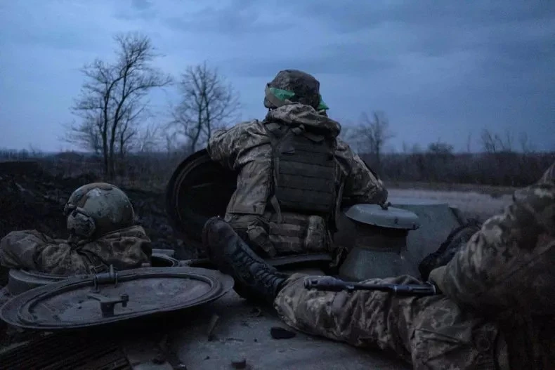 Binh sĩ Ukraine điều khiển thiết giáp MT-LB ở TP Bakhmut (Ukraine) vào ngày 11-3. Ảnh: GETTY IMAGES Binh sĩ Ukraine điều khiển thiết giáp MT-LB ở TP Bakhmut (Ukraine) vào ngày 11-3. Ảnh: GETTY IMAGES
