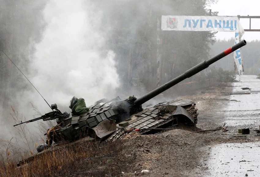 Một chiếc xe tăng Nga bị lực lượng Ukraine phá hủy bên vệ đường ở tỉnh Lugansk thuộc vùng Donbass (đông Ukraine) cuối tháng 2. Ảnh: AFP Một chiếc xe tăng Nga bị lực lượng Ukraine phá hủy bên vệ đường ở tỉnh Lugansk thuộc vùng Donbass (đông Ukraine) cuối tháng 2. Ảnh: AFP
