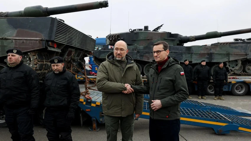 Thủ tướng Ukraine - ông Denys Shmyhal (trái) và Thủ tướng Ba Lan Mateusz Morawiecki bắt tay nhau sau khi Ba Lan chuyển giao những xe tăng chiến đấu chủ lực Leopard 2A4 đầu tiên đến Ukraine ngày 24-2. Ảnh: TWITTER Thủ tướng Ukraine - ông Denys Shmyhal (trái) và Thủ tướng Ba Lan Mateusz Morawiecki bắt tay nhau sau khi Ba Lan chuyển giao những xe tăng chiến đấu chủ lực Leopard 2A4 đầu tiên đến Ukraine ngày 24-2. Ảnh: TWITTER