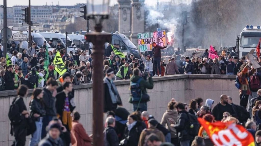 Biểu tình phản đối tăng tuổi nghỉ hưu ở thủ đô Paris (Pháp) ngày 16-3. Ảnh: NDTV Biểu tình phản đối tăng tuổi nghỉ hưu ở thủ đô Paris (Pháp) ngày 16-3. Ảnh: NDTV