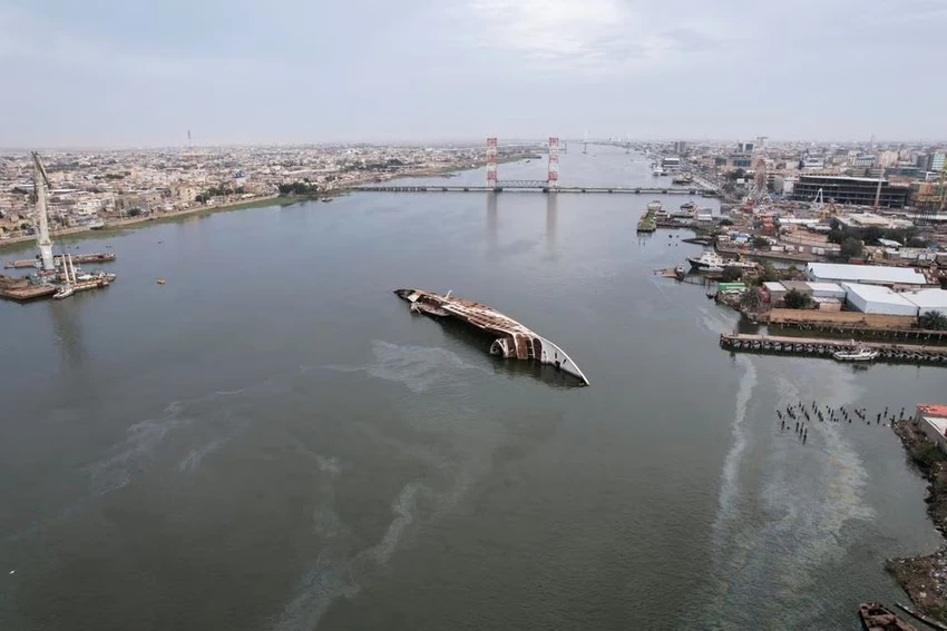 Xác du thuyền "al-Mansul" trên sông Shatt al-Arab, Basra, Iraq. Ảnh: REUTERS Xác du thuyền "al-Mansul" trên sông Shatt al-Arab, Basra, Iraq. Ảnh: REUTERS