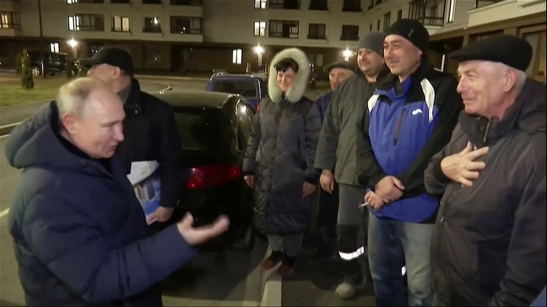 Tổng thống Nga Vladimir Putin gặp người dân địa phương ở TP Mariupol (tỉnh Donetsk, vùng Donbass, đông Ukraine). Ảnh: AFP