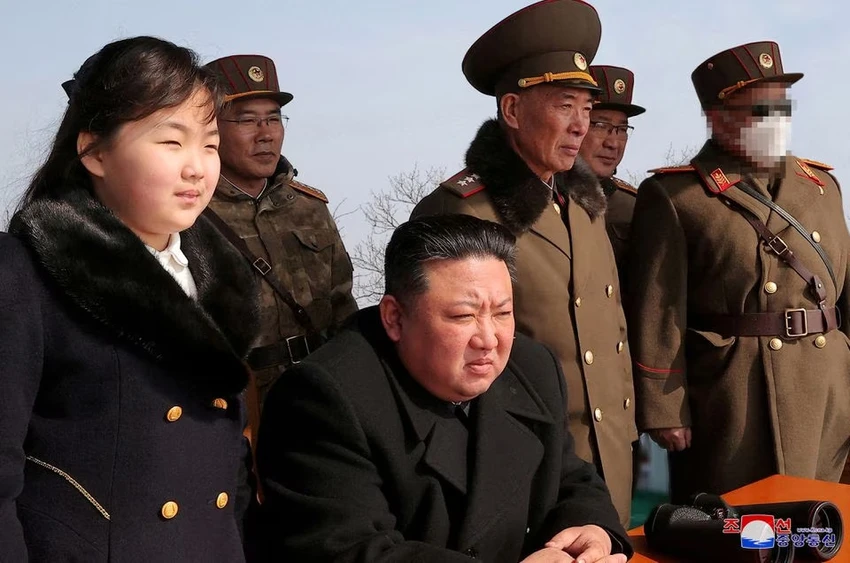 Nhà lãnh đạo Triều Tiên Kim Jong-un và con gái theo dõi một cuộc tập trận tên lửa trong bức này KCNA công bố ngày 20-3. Ảnh: KCNA Nhà lãnh đạo Triều Tiên Kim Jong-un và con gái theo dõi một cuộc tập trận tên lửa trong bức này KCNA công bố ngày 20-3. Ảnh: KCNA