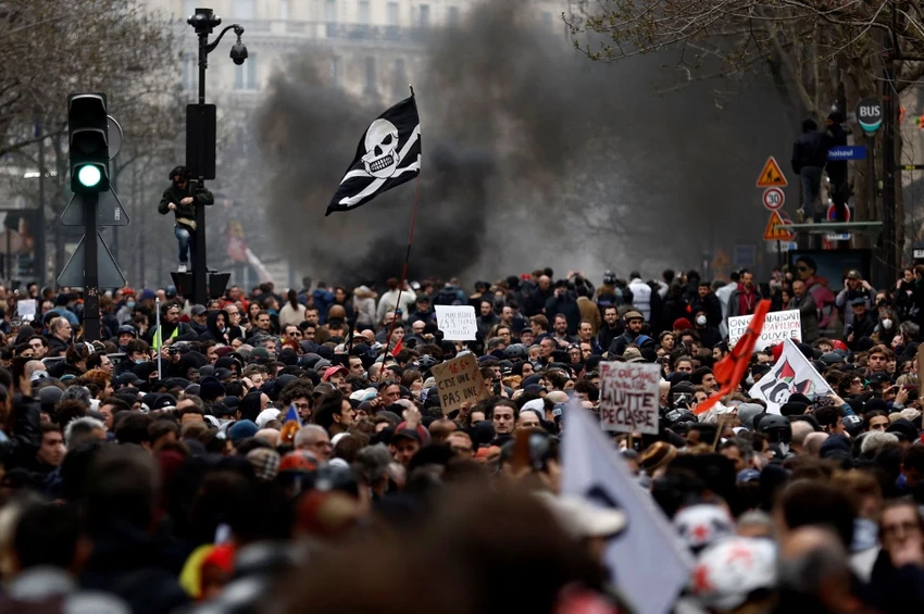 Cuộc biểu tình phản đối tăng tuổi nghỉ hưu ở thủ đô Paris (Pháp) hôm 23-3. Ảnh: REUTERS Cuộc biểu tình phản đối tăng tuổi nghỉ hưu ở thủ đô Paris (Pháp) hôm 23-3. Ảnh: REUTERS