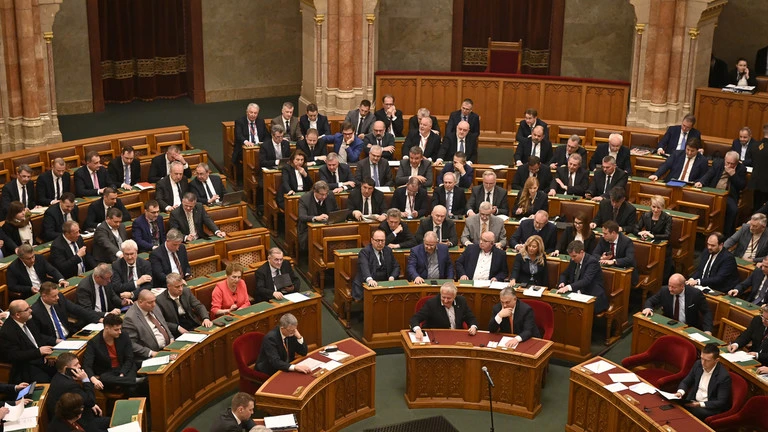 Quốc hội Hungary bỏ phiếu phê chuẩn đơn xin gia nhập NATO của Phần Lan tại thủ đô Budapest (Hungary) ngày 27-3. Ảnh: AP Quốc hội Hungary bỏ phiếu phê chuẩn đơn xin gia nhập NATO của Phần Lan tại thủ đô Budapest (Hungary) ngày 27-3. Ảnh: AP