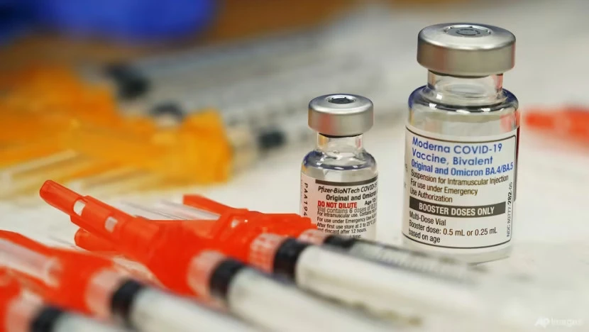 Vaccine COVID-19 của hãng Pfizer (Mỹ) (trái) và hãng Moderna (Mỹ). Ảnh: AP Vaccine COVID-19 của hãng Pfizer (Mỹ) (trái) và hãng Moderna (Mỹ). Ảnh: AP