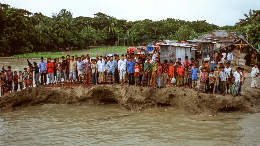 Người dân đứng trên phần còn lại của một con đường ở đảo Bhola, Bangladesh vào năm 2005. Khu vực này - vốn nằm ở cửa sông đồng bằng sông Hằng - vẫn đang bị xói mòn nhanh chóng do mực nước biển dâng. Ảnh: GARY BRAASCH