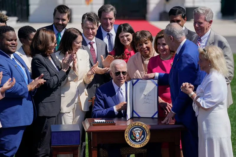 Tổng thống Mỹ Joe Biden ký ban hành Đạo luật CHIPS và Khoa học. Ảnh: AP Tổng thống Mỹ Joe Biden ký ban hành Đạo luật CHIPS và Khoa học. Ảnh: AP