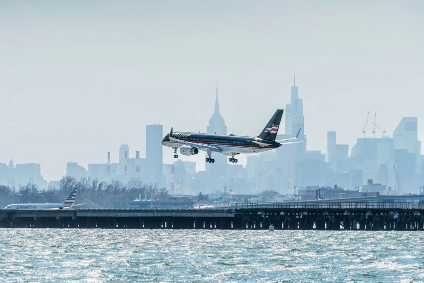 Máy bay của ông Trump hạ cánh tại sân bay LaGuardia, TP New York (Mỹ) ngày 3-4. Ảnh: CNN Máy bay của ông Trump hạ cánh tại sân bay LaGuardia, TP New York (Mỹ) ngày 3-4. Ảnh: CNN